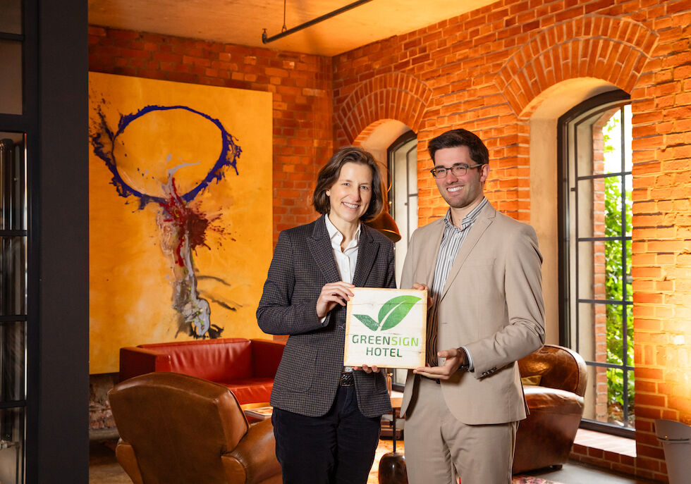 Gastwerk Green Sign Schulz Wacker 5 Tina Schulz und Nikolai Wacker mit GreenSign-Plakette in der Hand