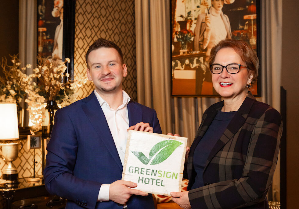 Ulrike Fohr and Nick Ahrens with GreenSign plaquette in hand