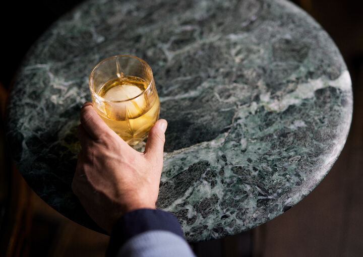 Nahaufnahme eines Whiskeys auf elegantem Marmorbeistelltisch