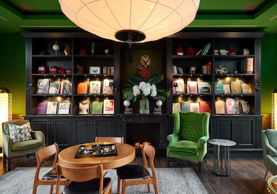 Buchwerk Hamburg Veranstaltungsbereich Private Library 02 Tagungsraum Private Library mit Sessel, Holztisch und Bücherwand im Hintergrund