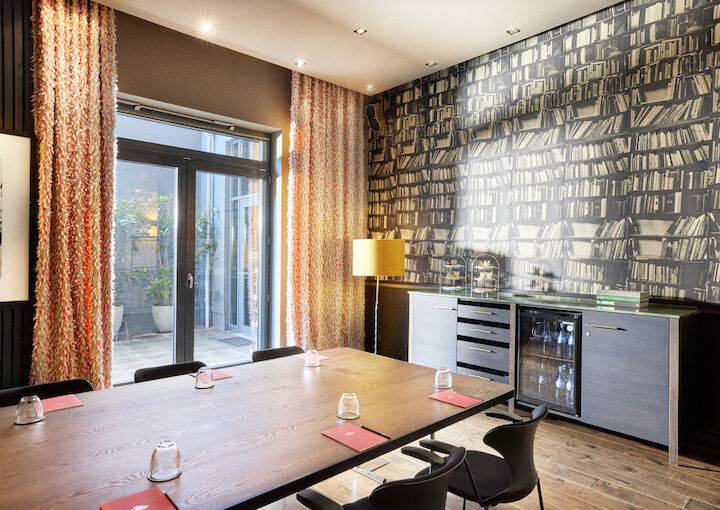 Clubroom M arranged with block seating for meetings