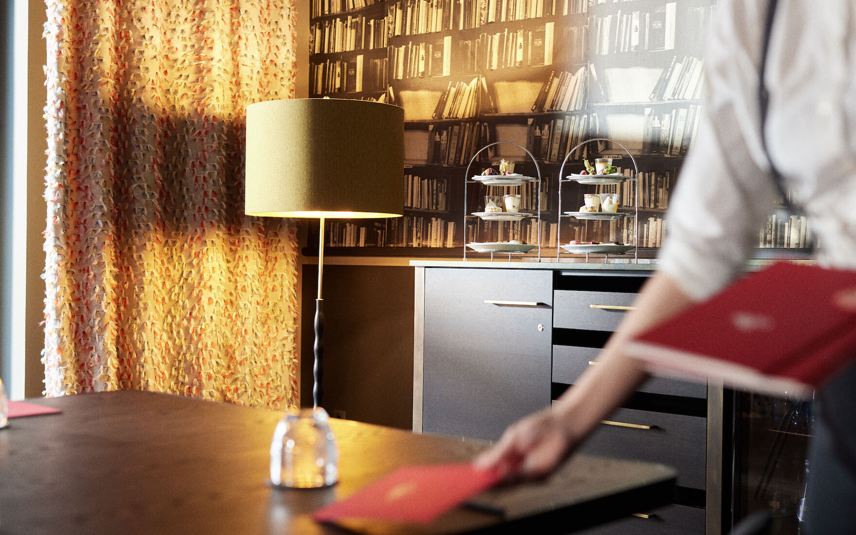 The George Hotel Hamburg Veranstaltungsbereich Clubroom M 05 Clubroom M set up with notebooks for attendees