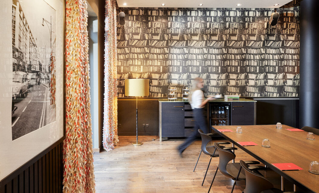 Buchwerk Hamburg Veranstaltungsbereich Clubroom M 01 Clubroom M mit Servicekraft bei der Vorbereitung des Raumes