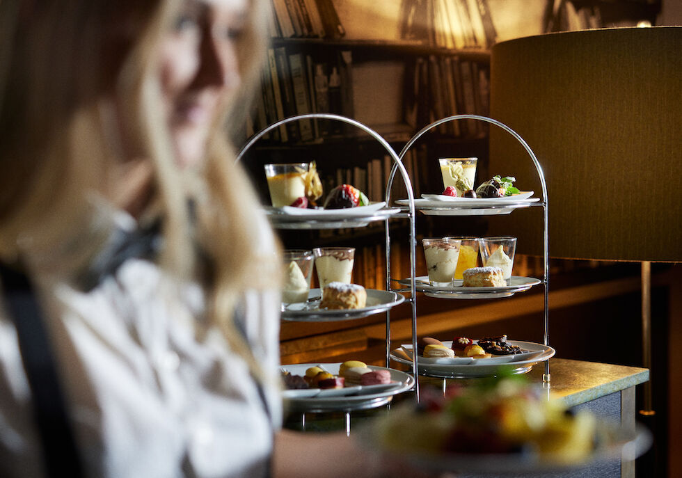 Fingerfood auf zwei Etageren im Clubroom, Servicemitarbeiterin unscharf