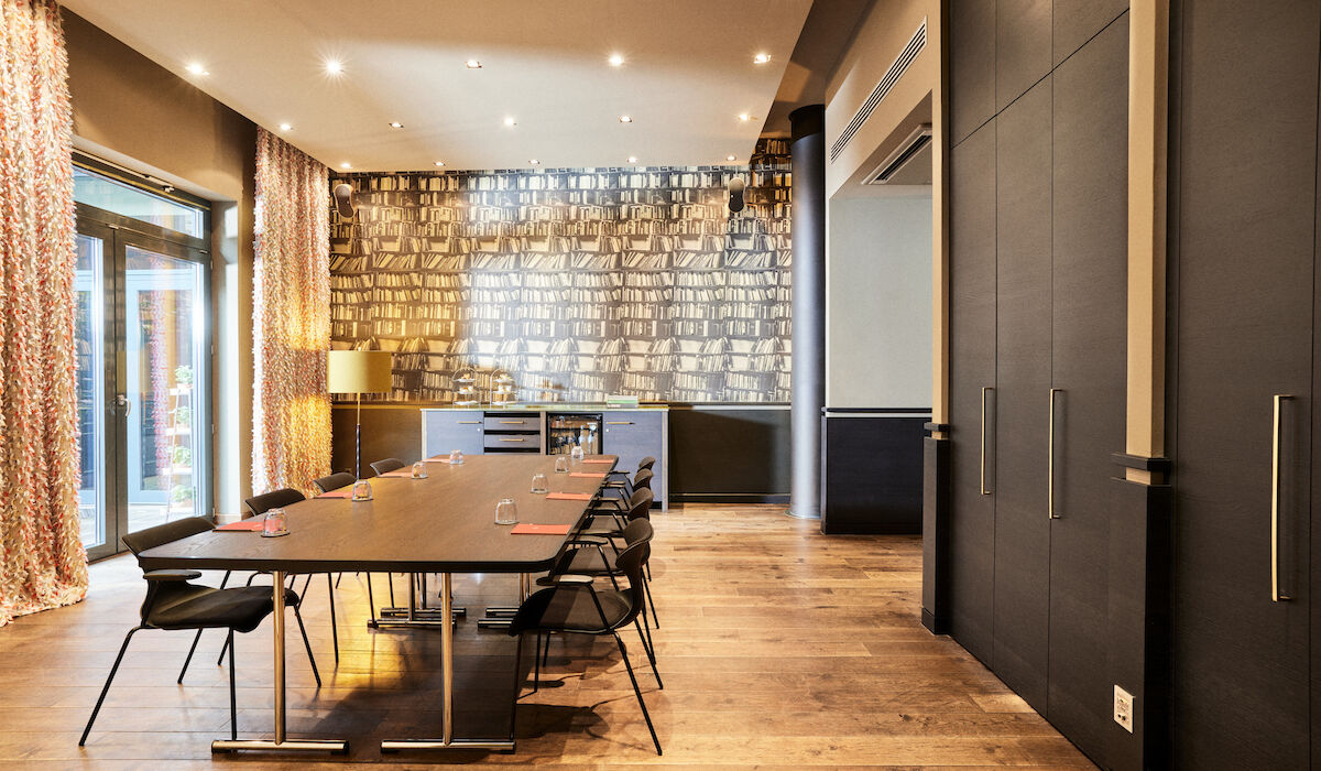 Clubroom M meeting room with block seating layout