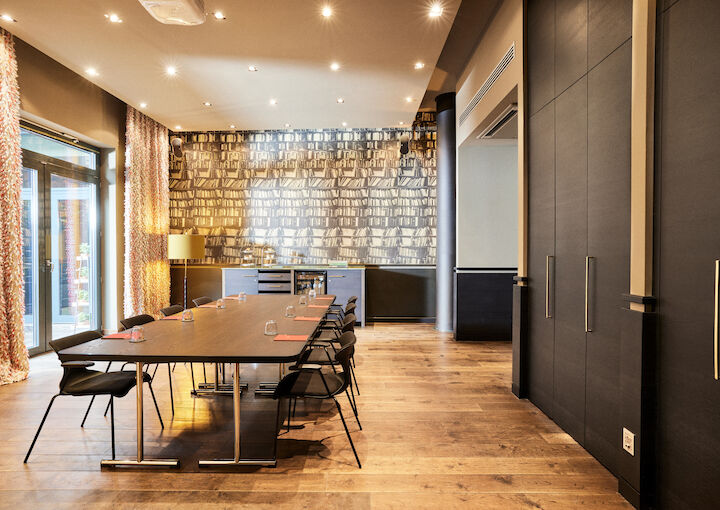 Meetingraum Clubroom M mit Blockbestuhlung für Meetings