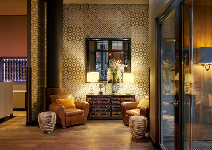 Buchwerk Hamburg Lobby 07 Elegante Sitzecke mit Ledersesseln und edler Tapete im Hintergrund