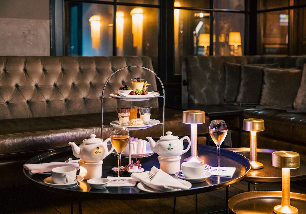 Buchwerk Tea Time Bar Dacaio 2 Afternoon Tea mit Etagere, Gebäck, Sandwiches und zwei Kännchen Kaffee