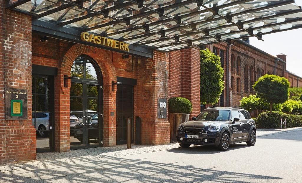 Gastwerk Hotel Hamburg Aussenaufnahme 03 Eingang Mini Eingangsbereich des Gastwerk Hotels Hamburg mit parkendem Auto davor