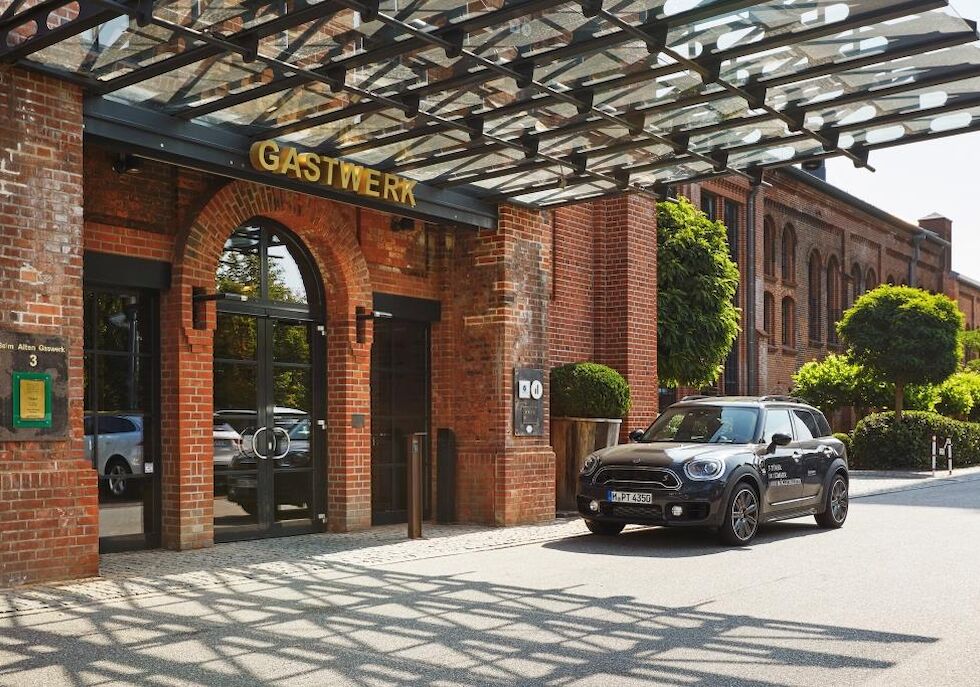 Gastwerk Hotel Hamburg Aussenaufnahme 03 Eingang Mini Eingangsbereich des Gastwerk Hotels Hamburg mit parkendem Auto davor