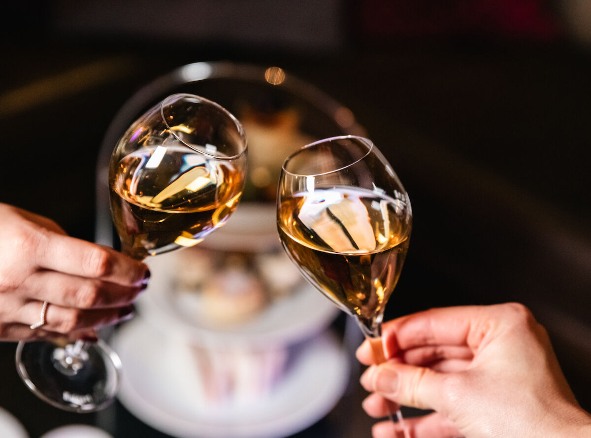 Zwei Gläser Champagner beim feierlichen Anstoßen