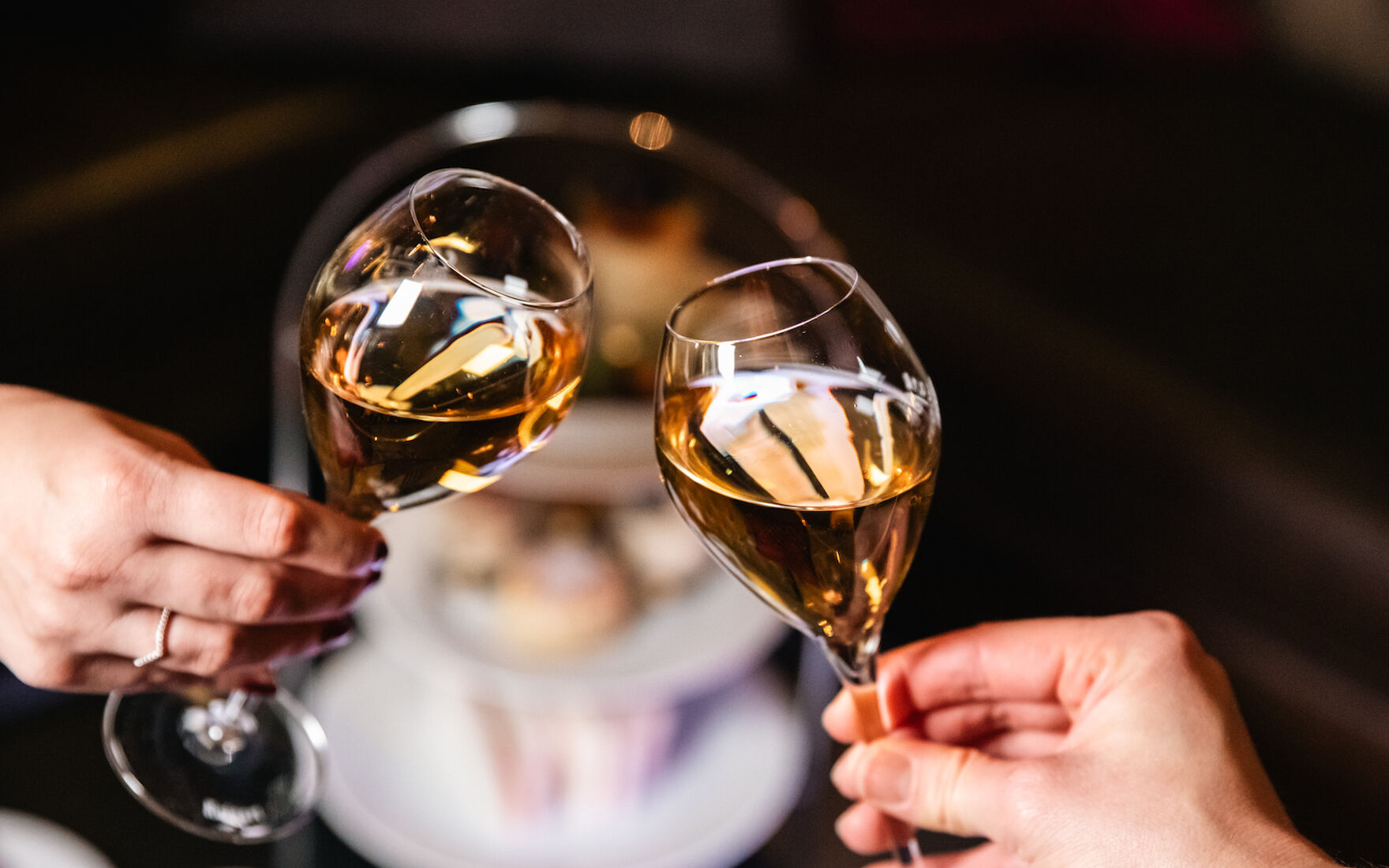 Champagner Zwei Gläser Champagner beim feierlichen Anstoßen