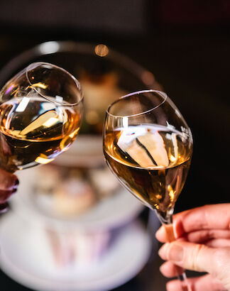 Zwei Gläser Champagner beim feierlichen Anstoßen