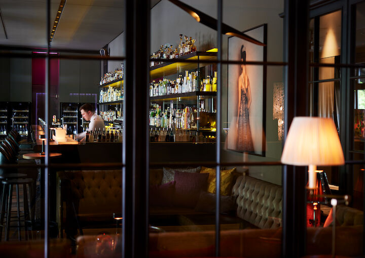 DaCaio bar seen through an elegant partition wall