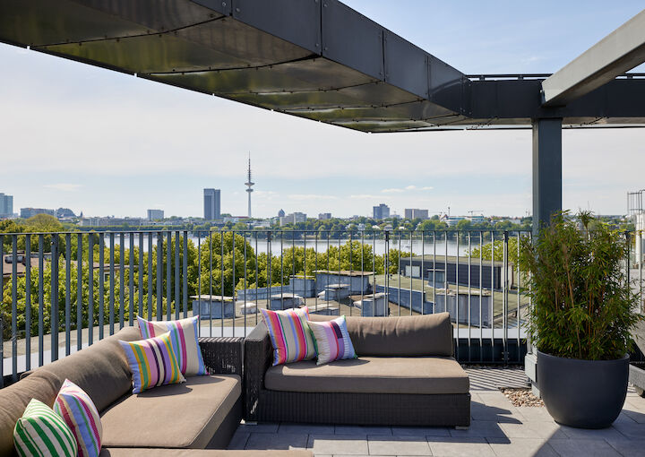 Sauna terrace with seating area and views of the Alster