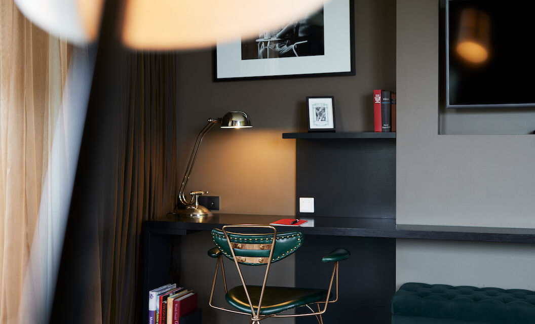 The George Hotel Hamburg Zimmer Juniorsuite 05 Desk with a green chair and a silver lamp