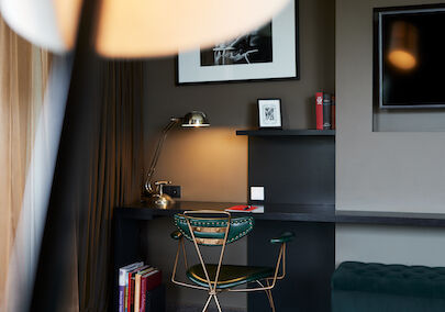 The George Hotel Hamburg Zimmer Juniorsuite 05 Desk with a green chair and a silver lamp