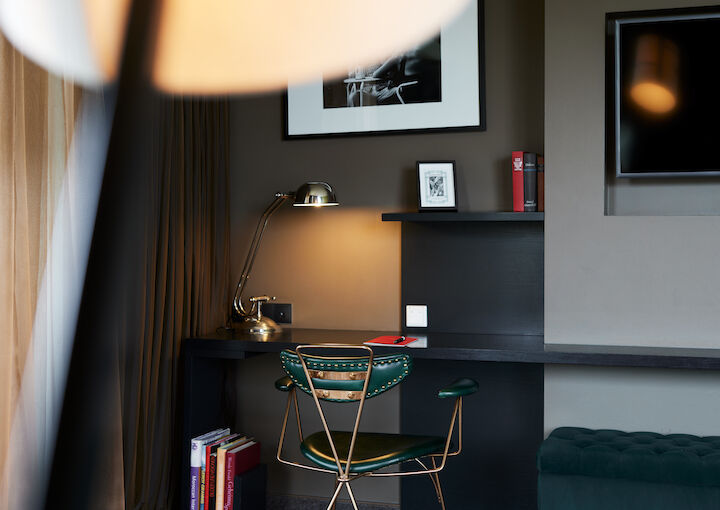 The George Hotel Hamburg Zimmer Juniorsuite 05 Desk with a green chair and a silver lamp