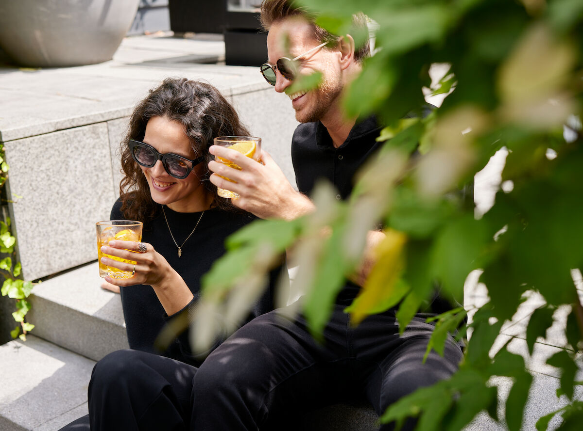 The George Hotel Hamburg Garden People 04 A Couple enjoys drinks in The George Garden