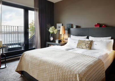 The George Hotel Hamburg Zimmer The George Suite 015 The George Suite with bed and large glass door to Alster view