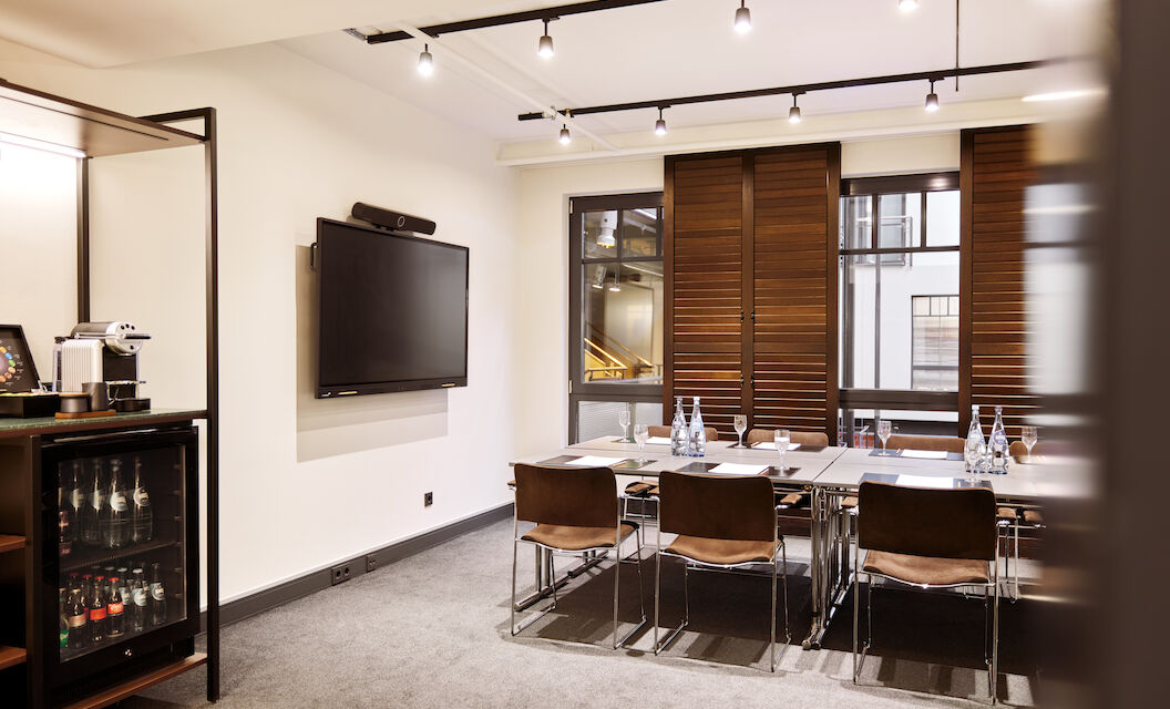 Gastwerk Hotel Hamburg Tagungsraum Atrium 2 Block 03 Atrium 2: Block-Bestuhlung, Smartboard an der Wand