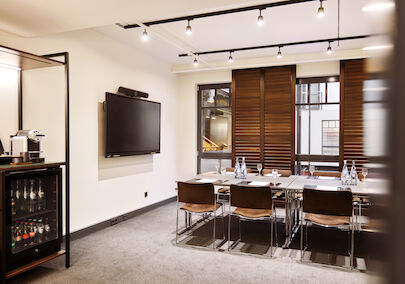 Gastwerk Hotel Hamburg Tagungsraum Atrium 2 Block 03 Atrium 2: Block-Bestuhlung, Smartboard an der Wand