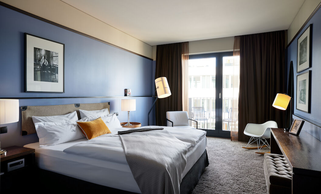 The George Hotel Hamburg Zimmer M Room 01 Double bed with gray bedspread and mustard cushion in the M-Room