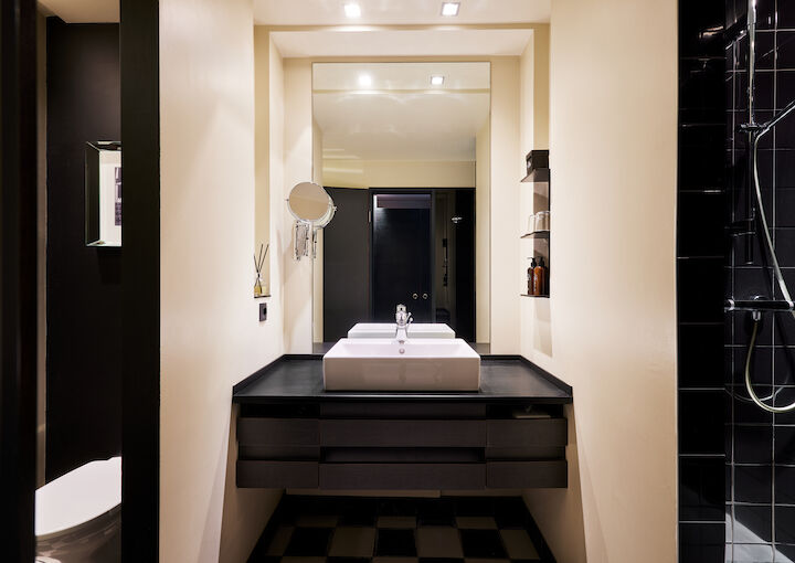 Bathroom with sink and mirrow of the M-Room at The George Hotel