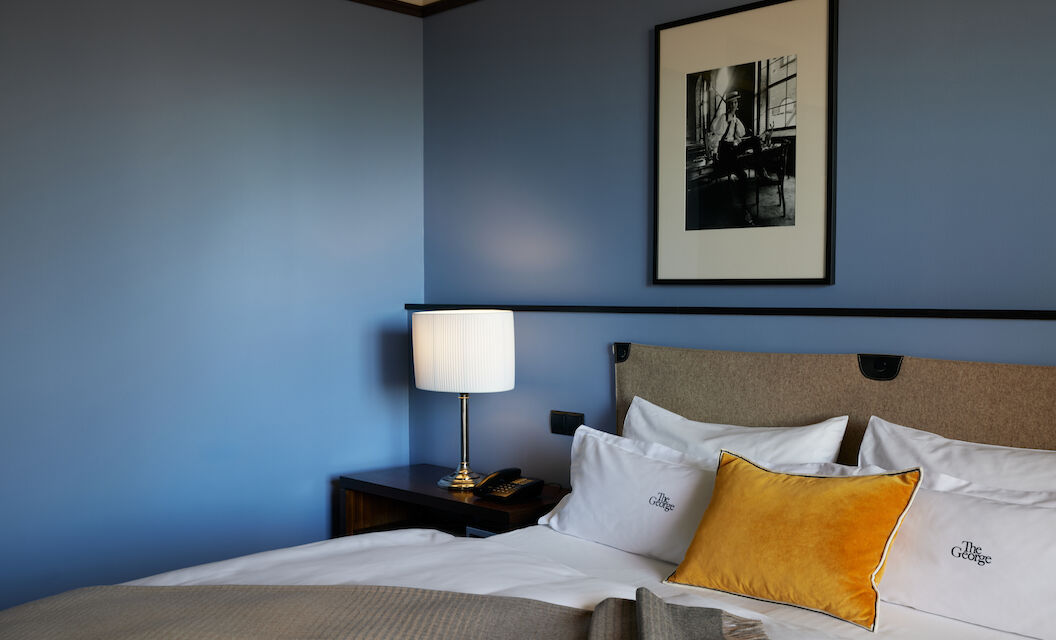 The George Hotel Hamburg Zimmer M Room 03 Double bed with nightstand and lamp in M Room