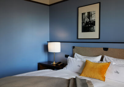 The George Hotel Hamburg Zimmer M Room 03 Double bed with nightstand and lamp in M Room