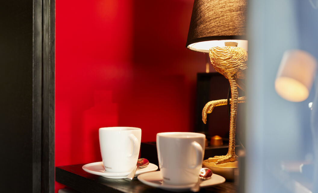 The George Hotel Hamburg Zimmer S Room 05 Two coffee cups on a shelf, flamingo lamp in the background
