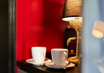 The George Hotel Hamburg Zimmer S Room 05 Two coffee cups on a shelf, flamingo lamp in the background