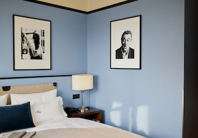 The George Hotel Hamburg Zimmer S Room 04 Blue wall behind double bed with a man's photo on it