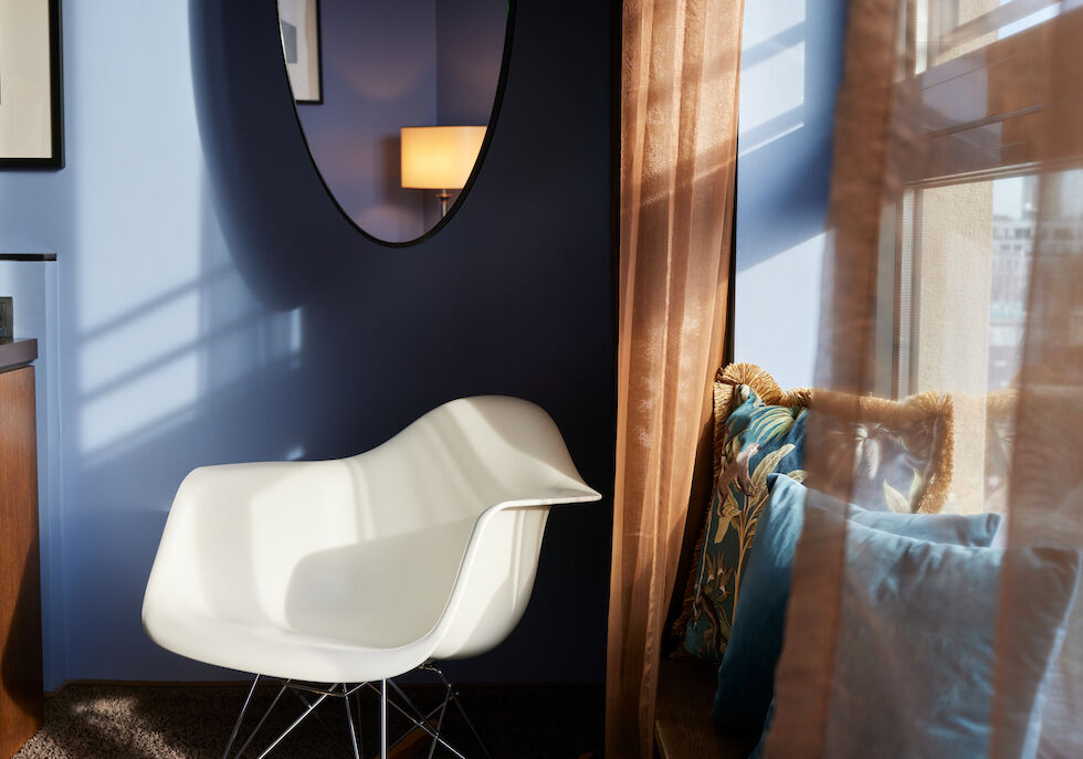 The George Hotel Hamburg Zimmer S Room 06 Eames Plastic Armchair RAR in the S-Room at The George
