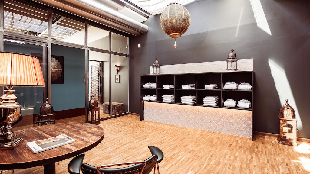 Gastwerk Hotel Hamburg Cosy Spa 5 Vorraum des Cosy Spa, Bademäntel und Handtücher liegen im Regal