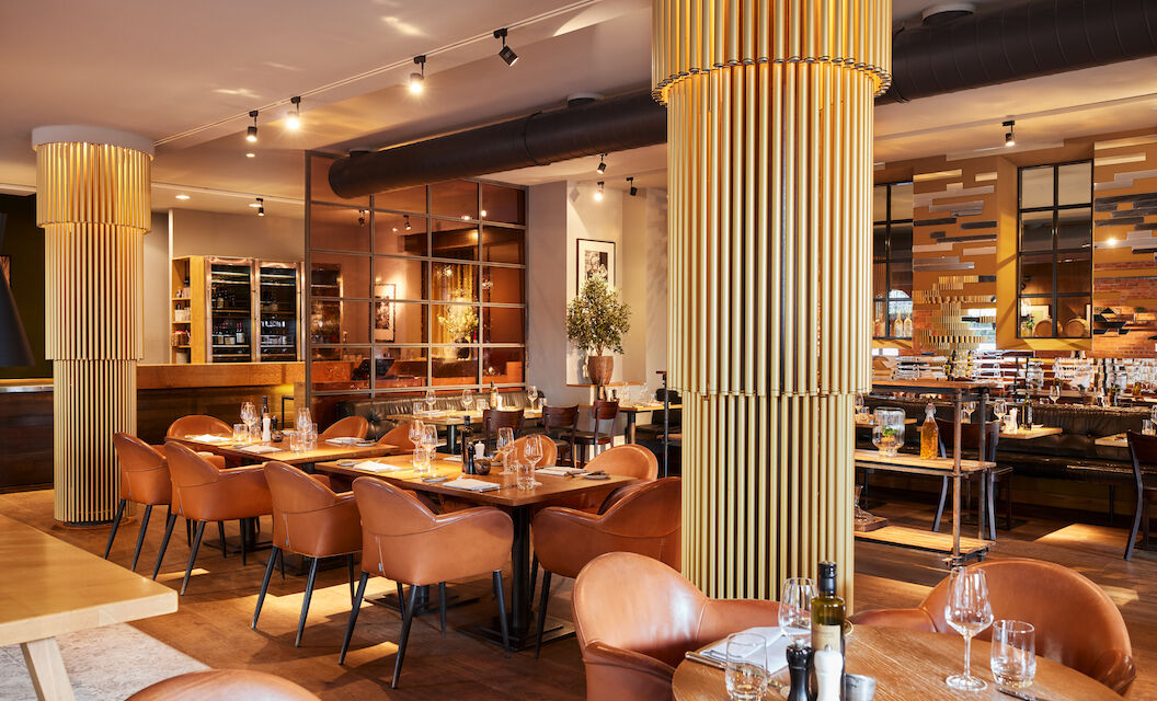 Gastwerk Hotel Hamburg Restaurant Mangold Interior 06 Elegante Einrichtung im Mangold mit Lederstühlen und Goldakzenten