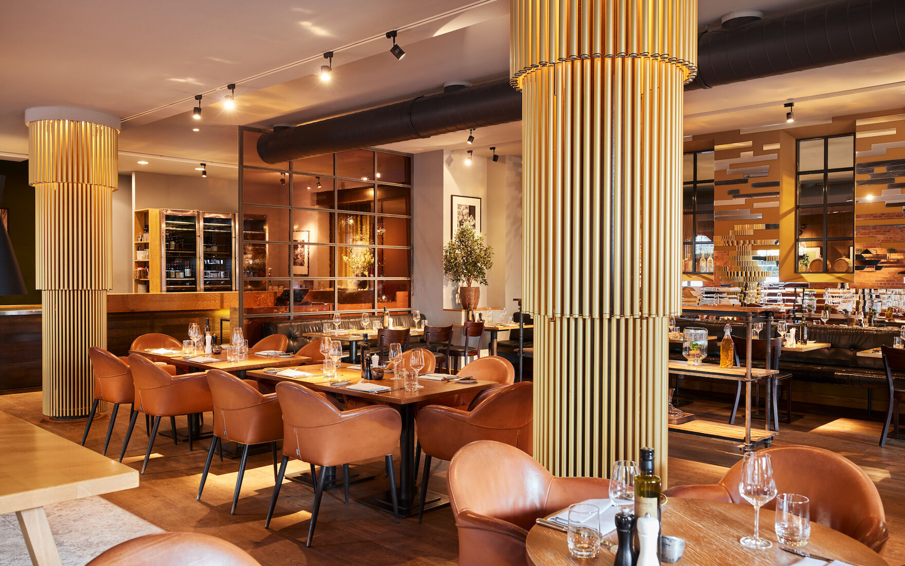 Gastwerk Hotel Hamburg Restaurant Mangold Interior 06 Elegante Einrichtung im Mangold mit Lederstühlen und Goldakzenten