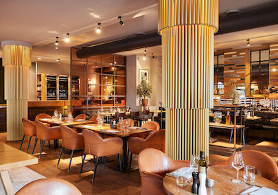 Gastwerk Hotel Hamburg Restaurant Mangold Interior 06 Elegante Einrichtung im Mangold mit Lederstühlen und Goldakzenten