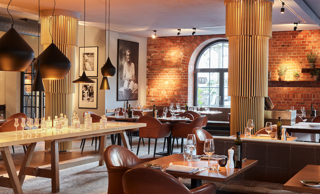 Gastwerk Hotel Hamburg Restaurant Mangold Interior 03 Restaurant Mangold mit Backsteinwand und langem Tisch links