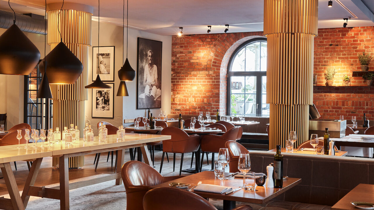 Gastwerk Hotel Hamburg Restaurant Mangold Interior 03 Restaurant Mangold mit Backsteinwand und langem Tisch links