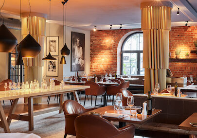 Gastwerk Hotel Hamburg Restaurant Mangold Interior 03 Restaurant Mangold mit Backsteinwand und langem Tisch links