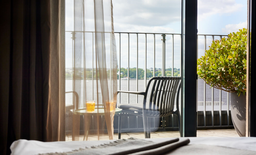 The George Hotel Hamburg Zimmer Sa Room 03 View from balcony with furniture towards the Outer Alster