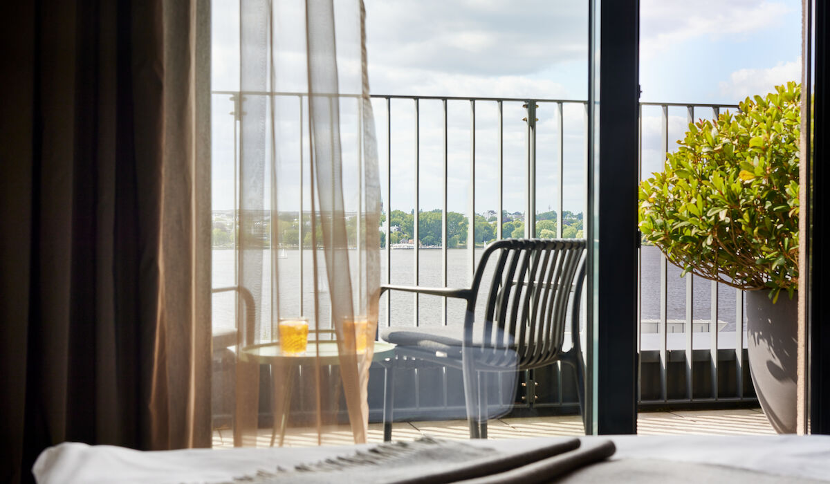 Buchwerk Hamburg Gästezimmer Sa Room 03 Ausblick von Balkon samt Möbeln auf die Außenalster