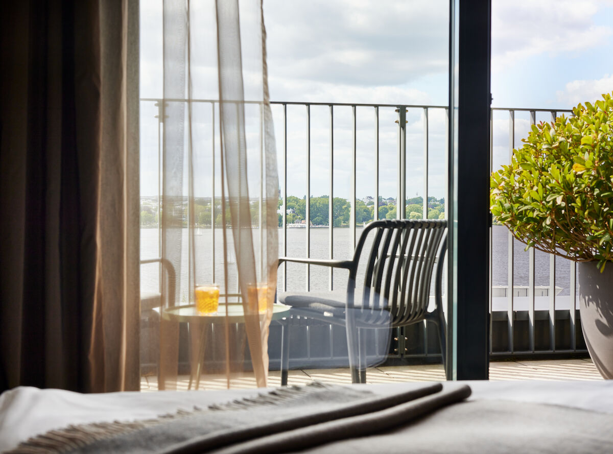 The George Hotel Hamburg Zimmer Sa Room 03 View from balcony with furniture towards the Outer Alster