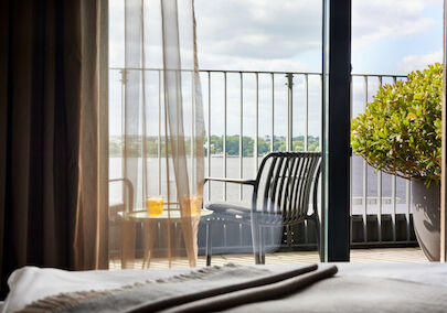 The George Hotel Hamburg Zimmer Sa Room 03 View from balcony with furniture towards the Outer Alster