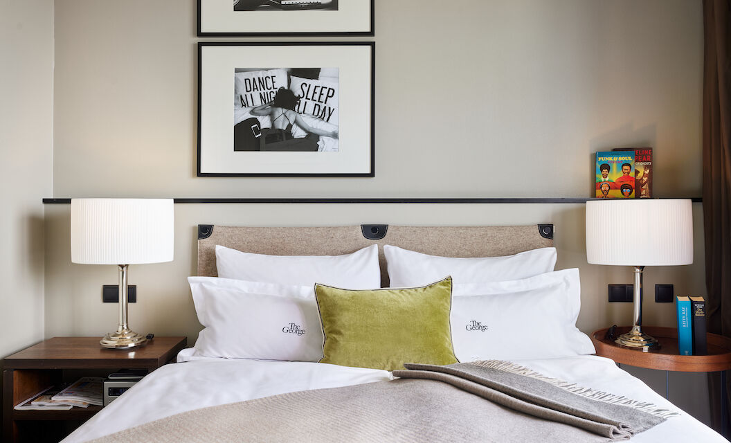 The George Hotel Hamburg Zimmer Sa Room 01 Double bed in room with Alster lake view, two decorative pictures on the wall