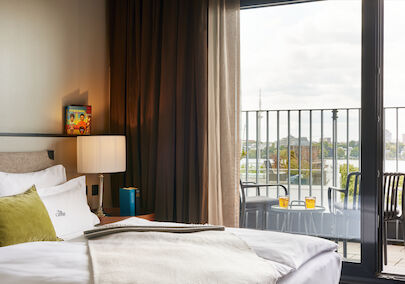 The George Hotel Hamburg Zimmer Sa Room 02 Double bed in foreground, window view outside towards the Alster