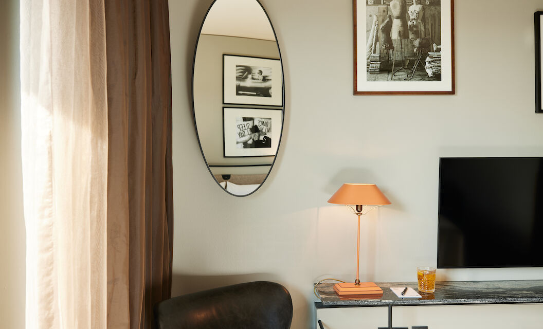 The George Hotel Hamburg Zimmer Sa Room 05 Partial armchair, mirror shows wall pictures, lamp on table by TV
