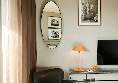 The George Hotel Hamburg Zimmer Sa Room 05 Partial armchair, mirror shows wall pictures, lamp on table by TV