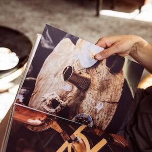 Jemand blättert durch ein Coffe table book